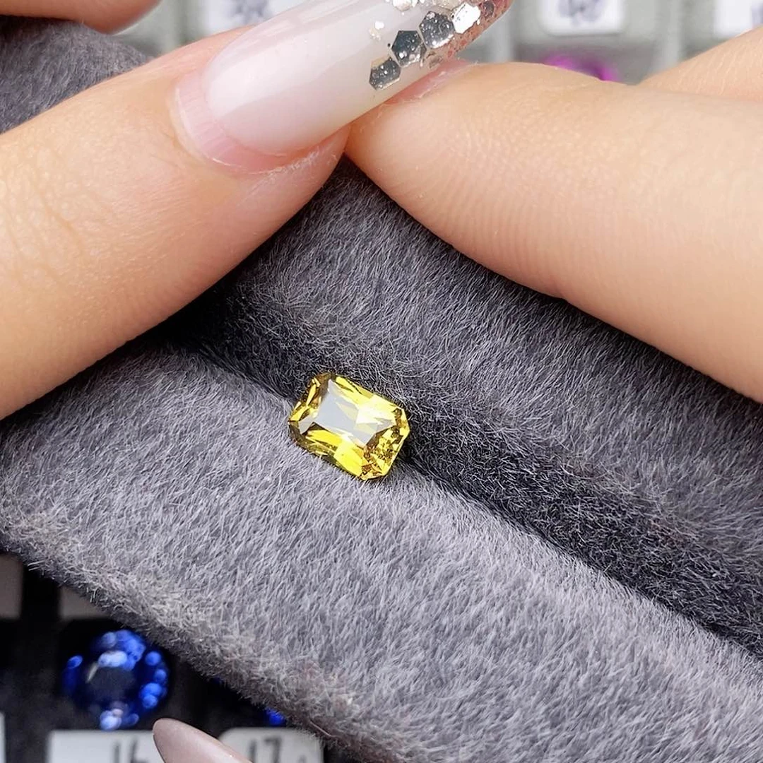 裸石蓝宝石无烧金丝雀黄内有包体明亮1.45ct/0068