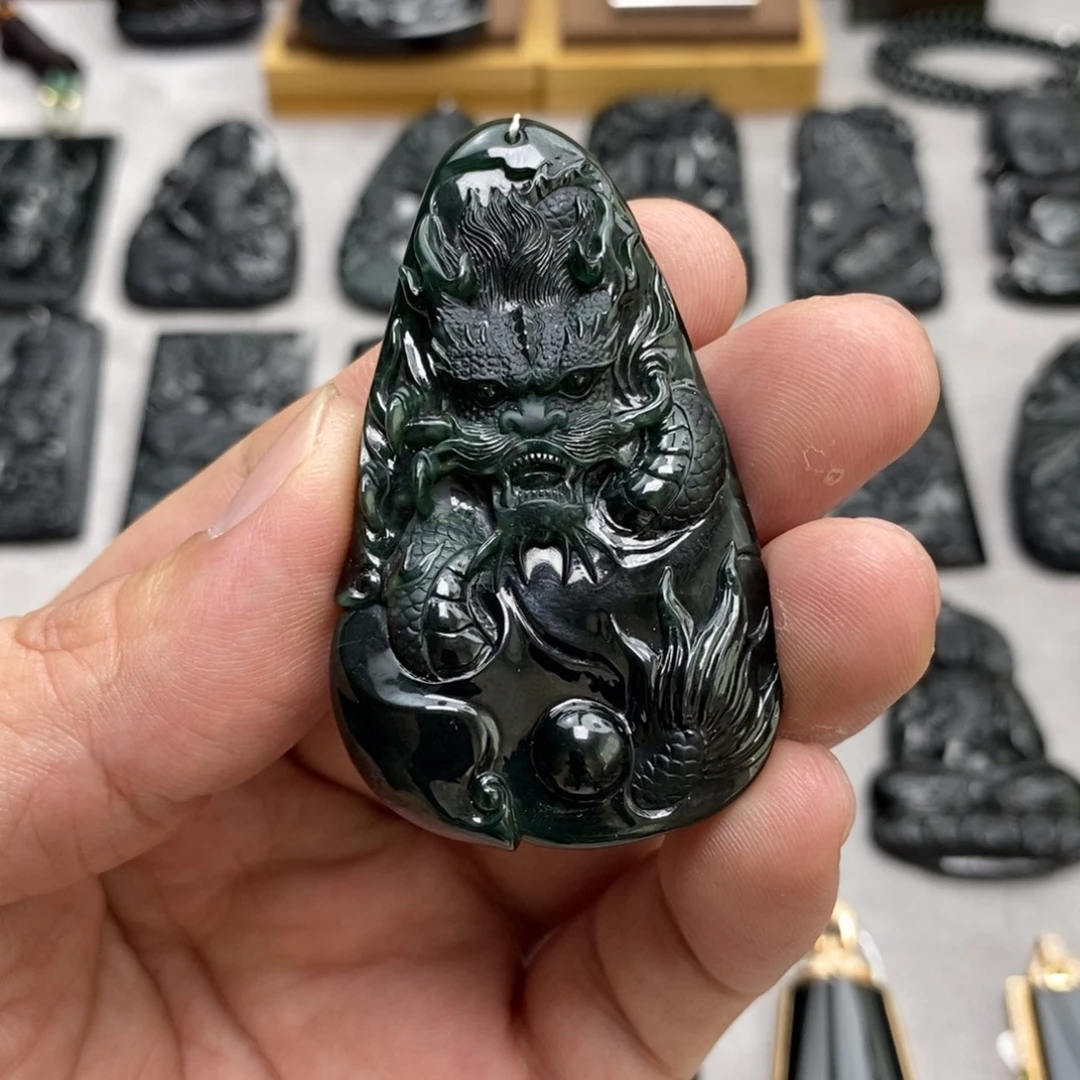 翡翠未镶嵌颈饰龙牌