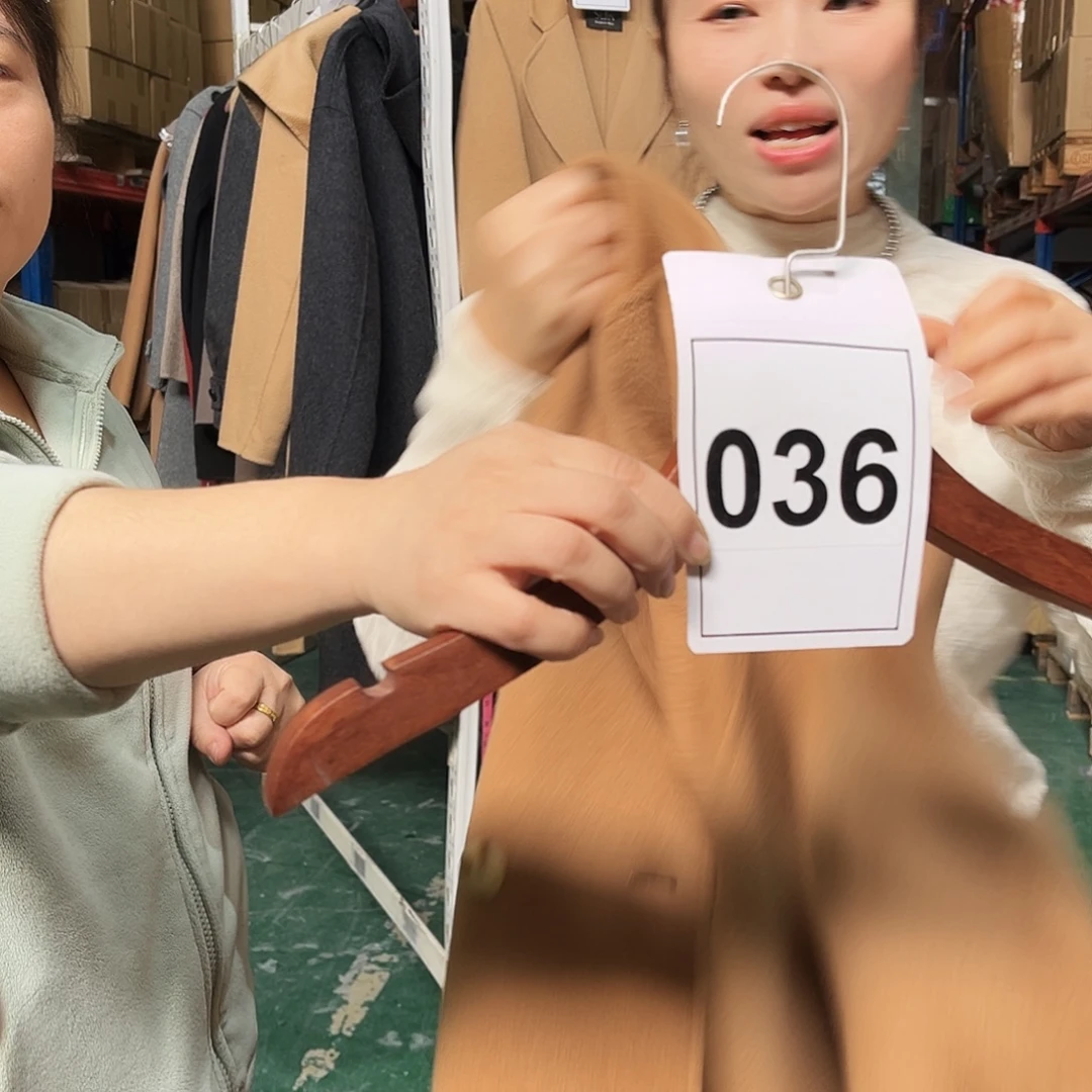 编码036羊绒大衣一件S码