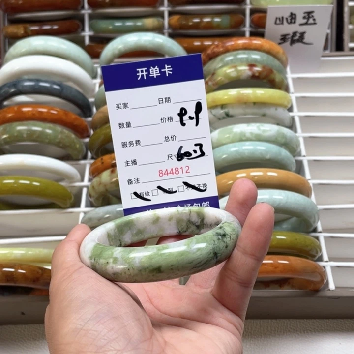 蛇纹石玉手镯未镶嵌桂***多