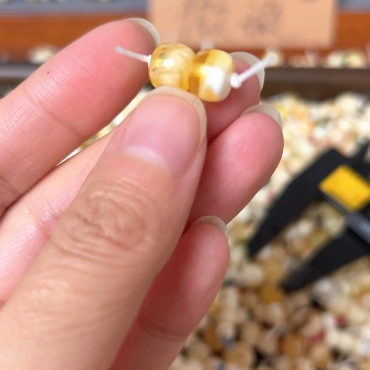 蜜蜡未镶嵌裸石8.7mm一对