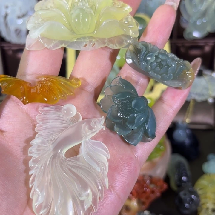 蛇纹石玉未镶嵌颈饰宝*旗随机发