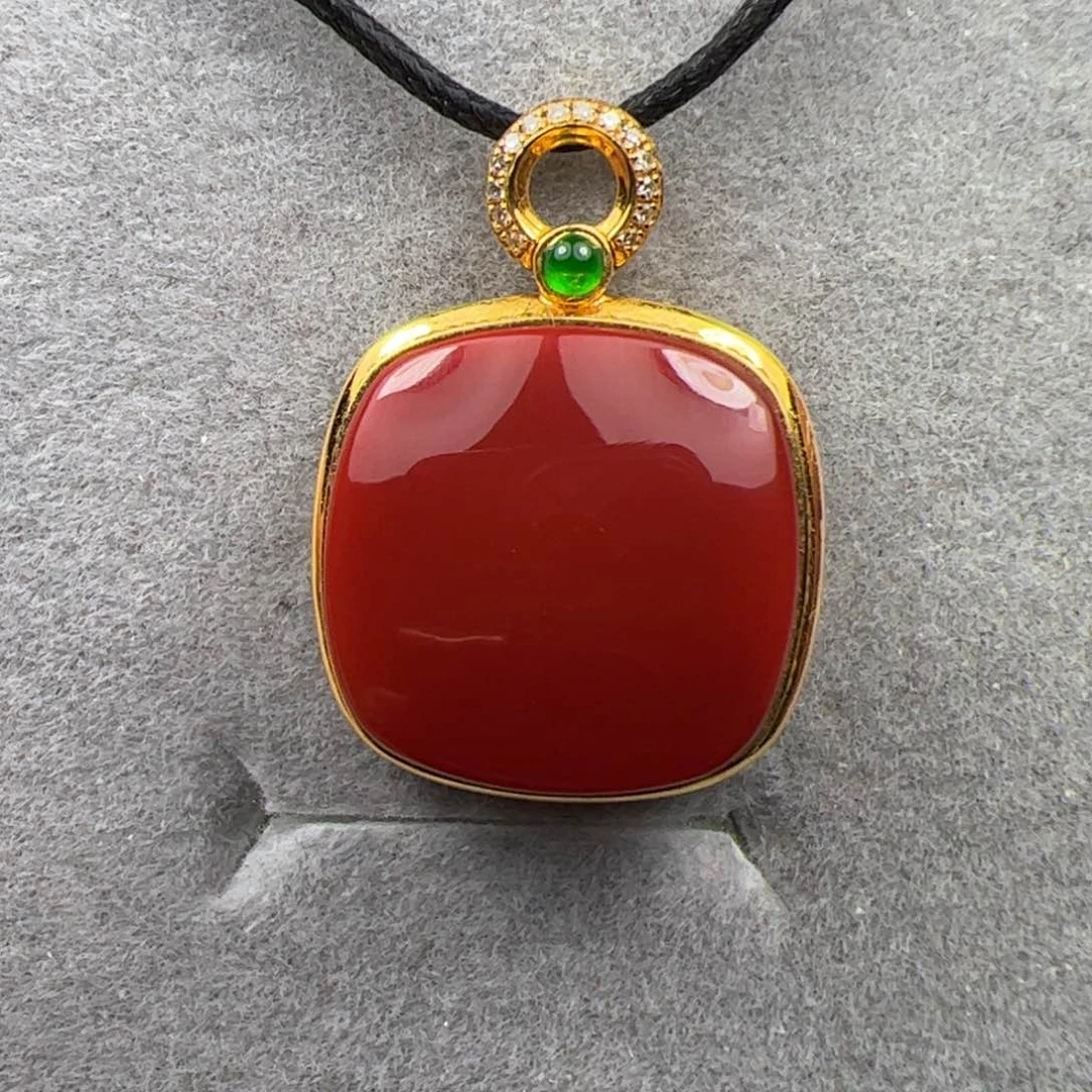 18K金镶嵌吊坠南红玛瑙
