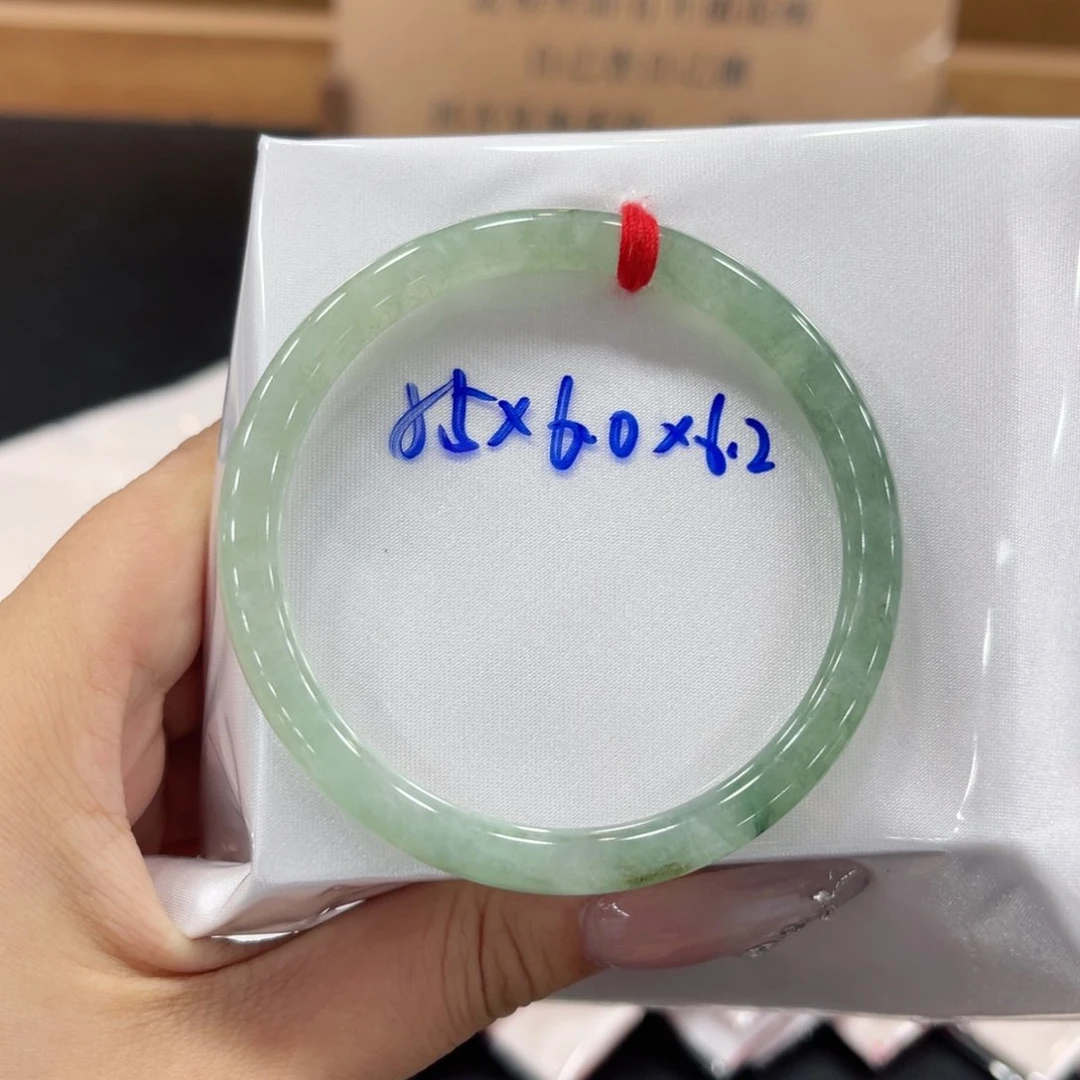 翡翠手镯未镶嵌翡翠