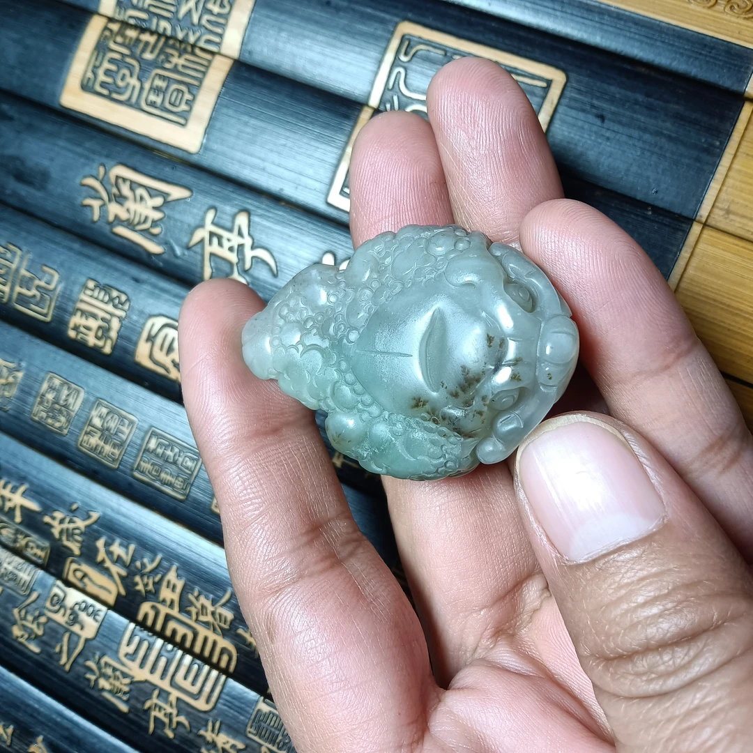 青海和田玉老料吊坠金蟾，天然飘翠手工雕刻