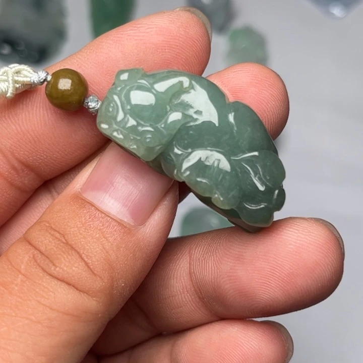 翡翠未镶嵌颈饰貔貅