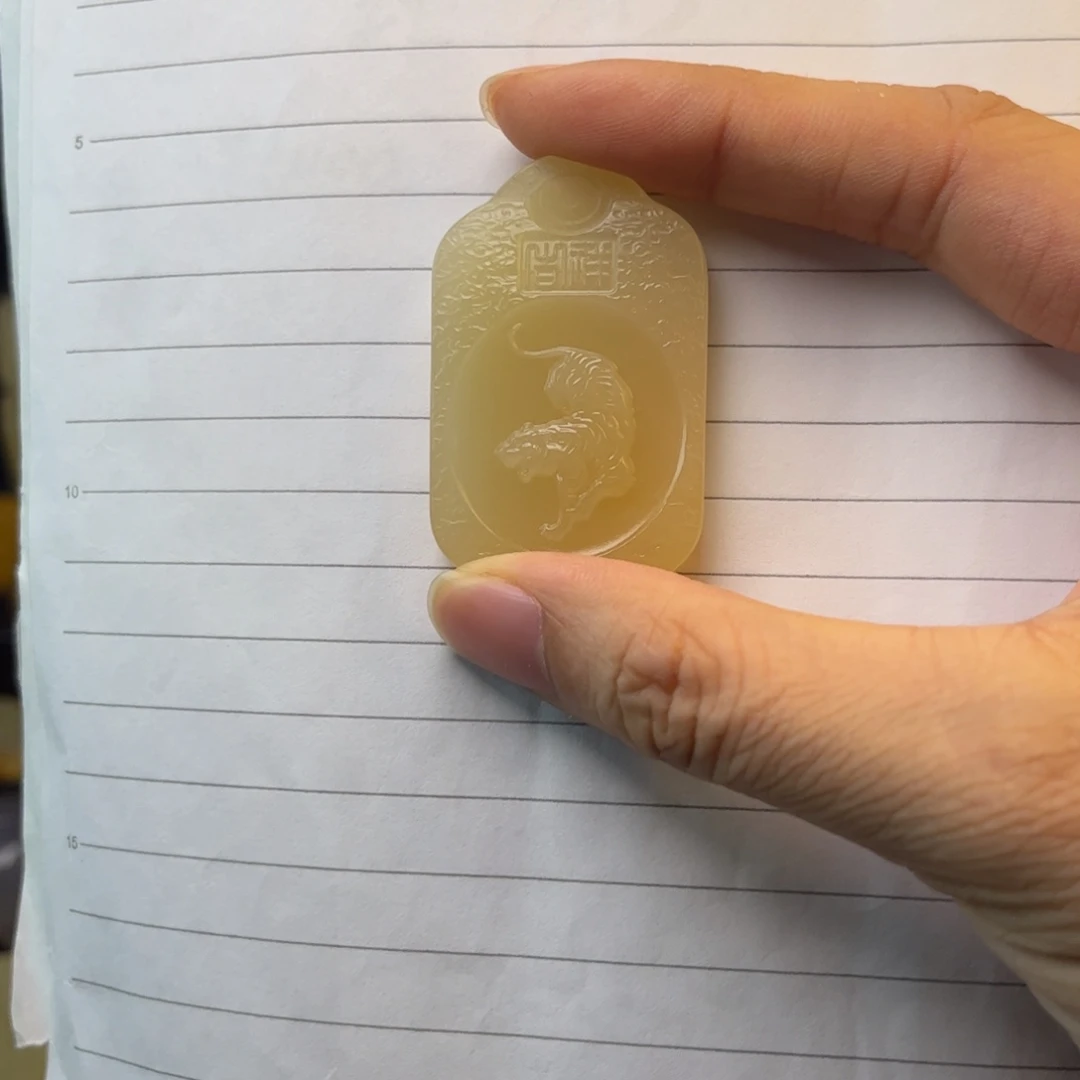 暖***阳未镶嵌黄蜡吊坠石英质玉