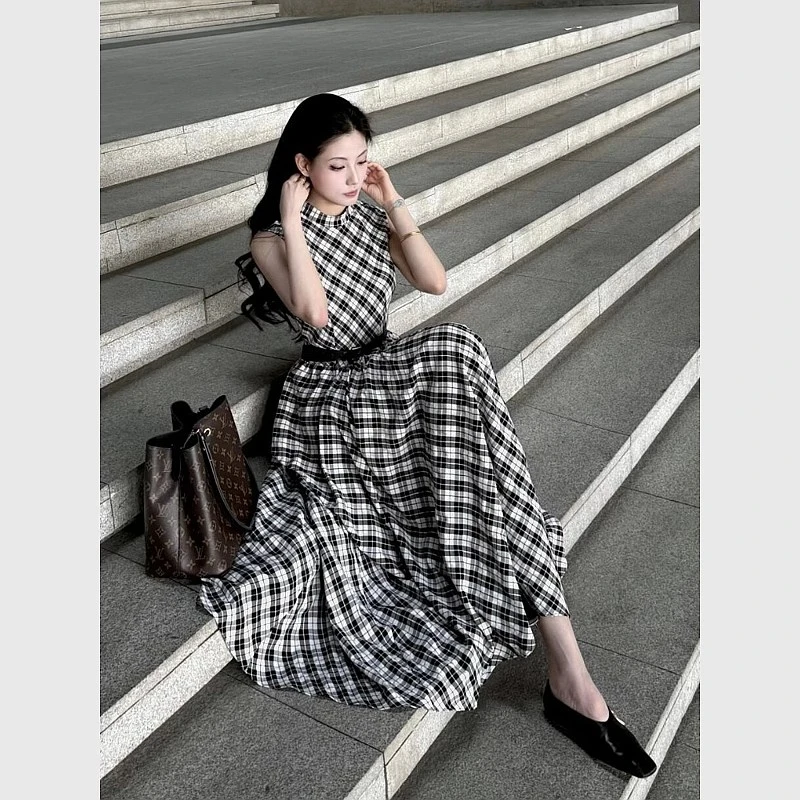 赫本风小黑裙女2025夏季法式轻奢高级感小众不撞款黑白格纹连衣裙
