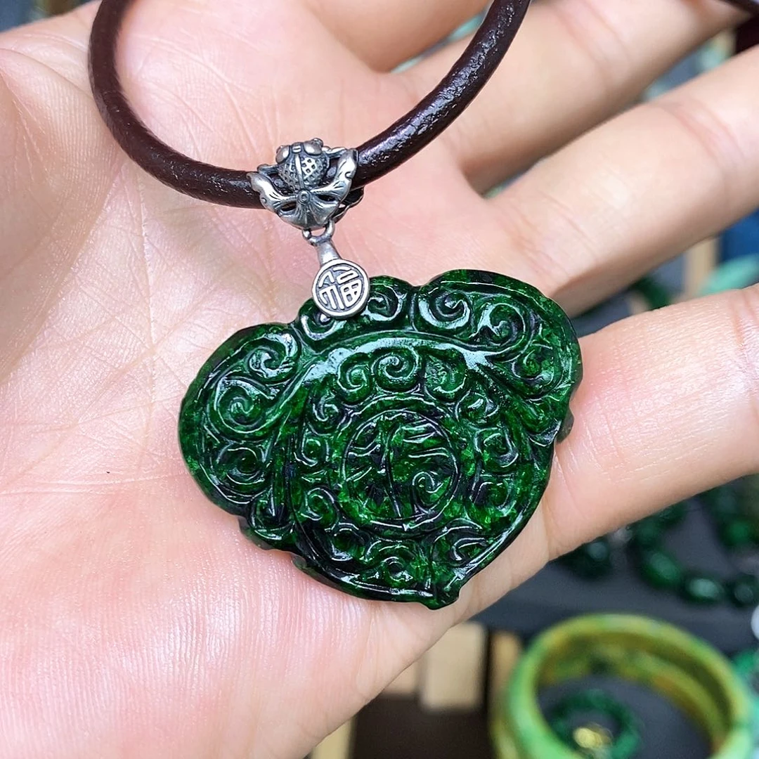 颈饰未镶嵌翡翠漂亮美眉