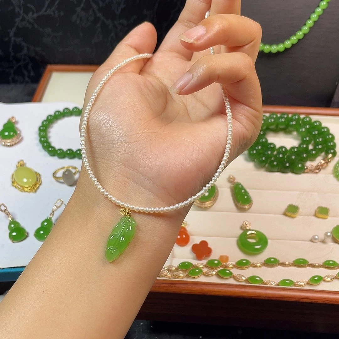 和田玉18K金镶嵌挂件