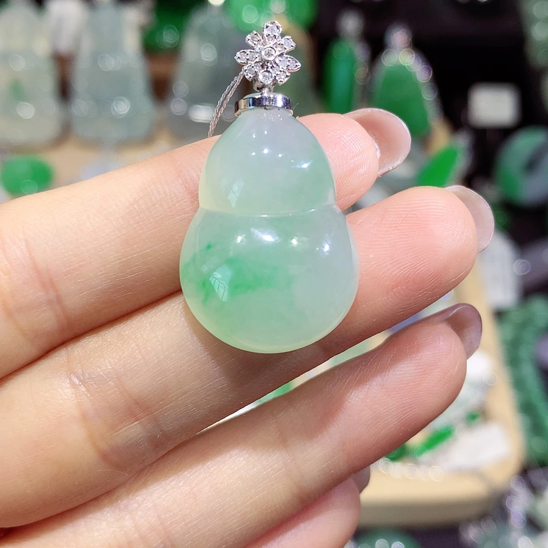 翡翠18K金镶嵌颈饰葫芦