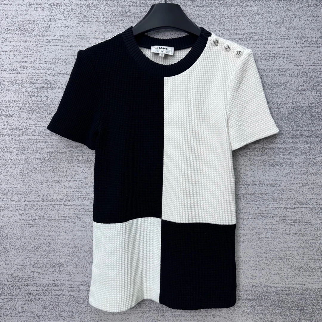 99新 Chanel/香奈儿 A100630/黑白撞色肩扣短袖/34码
