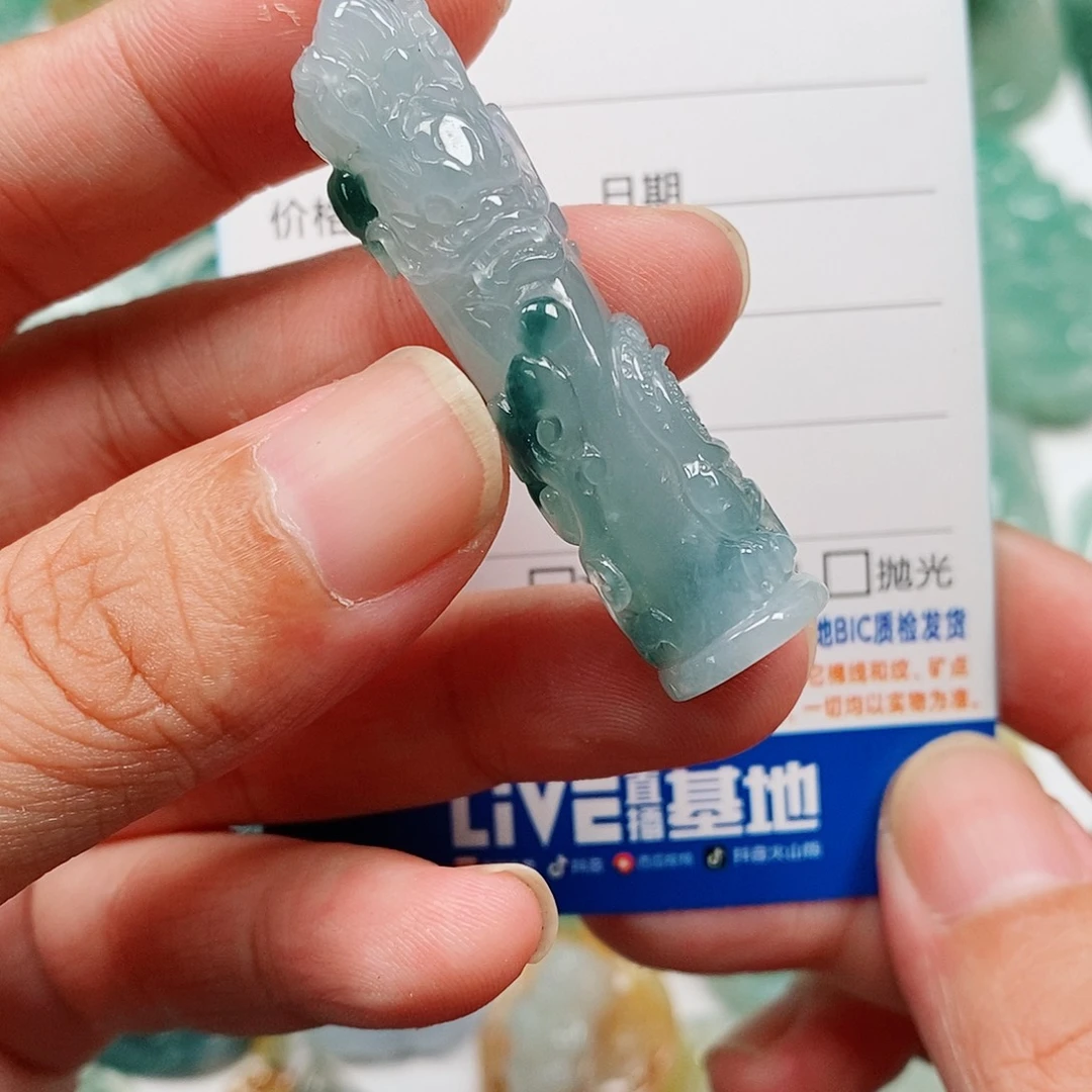 颈饰未镶嵌翡翠龙柱