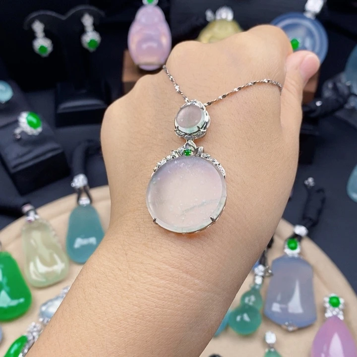 翡翠18K金镶嵌颈饰无事牌