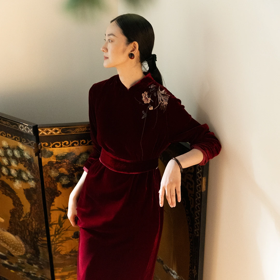 牧衣游原创 丝绒手工刺绣连衣裙女秋季红色宽松中式改良旗袍 苍陌