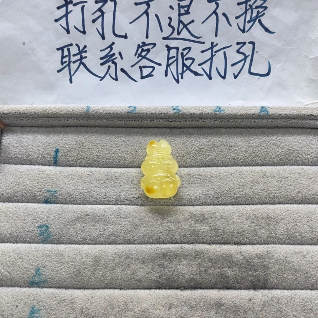 兔****琥珀未镶嵌裸石天然琥珀