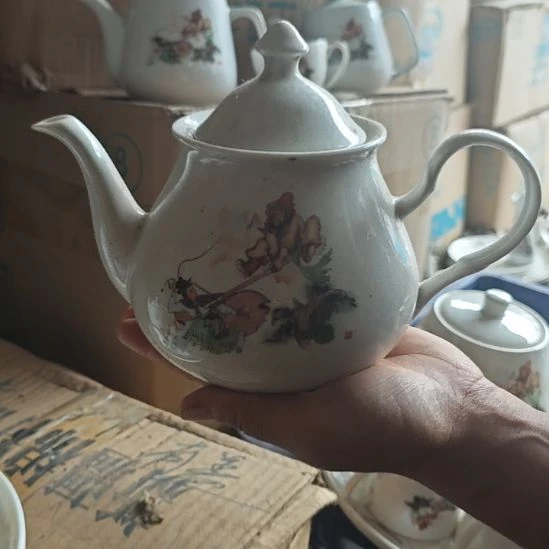 库存微瑕三打白骨精多孔茶壶一个