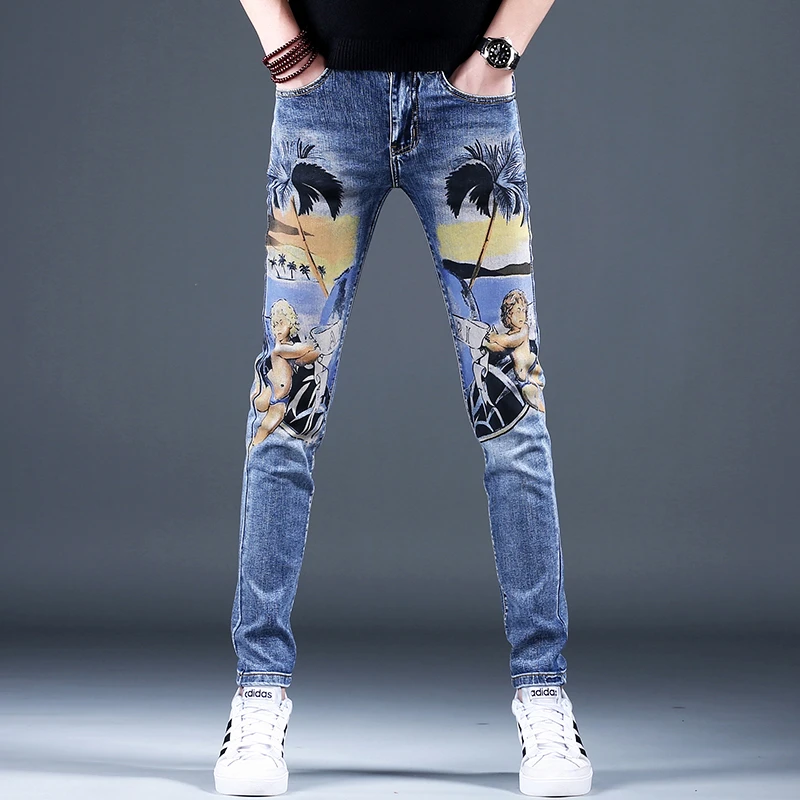 韩俊尼2025款男士个性轻量牛仔裤男装印花潮流修身小脚裤显瘦百搭