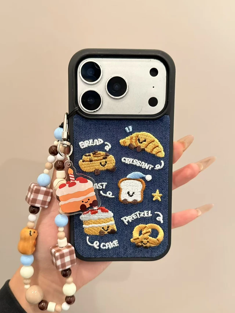 牛角包刺绣牛仔布手机壳适用苹果17promax防摔可爱立体蛋糕链条
