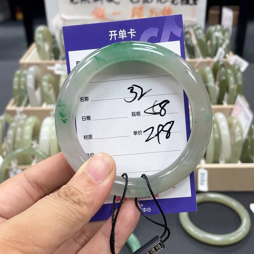 朋****未镶嵌手镯石英质玉