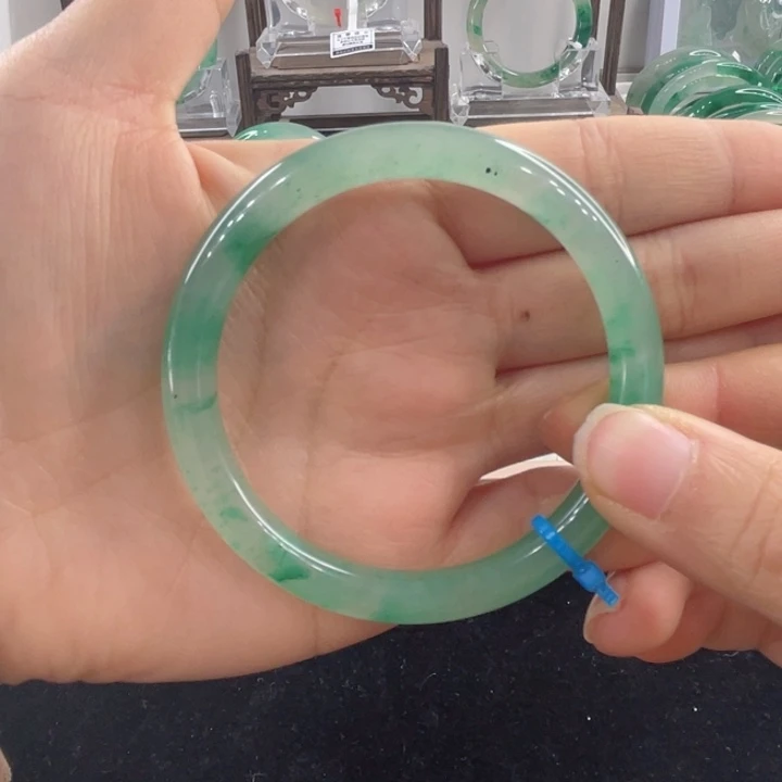 未镶嵌手镯石英质玉（非洲翠）