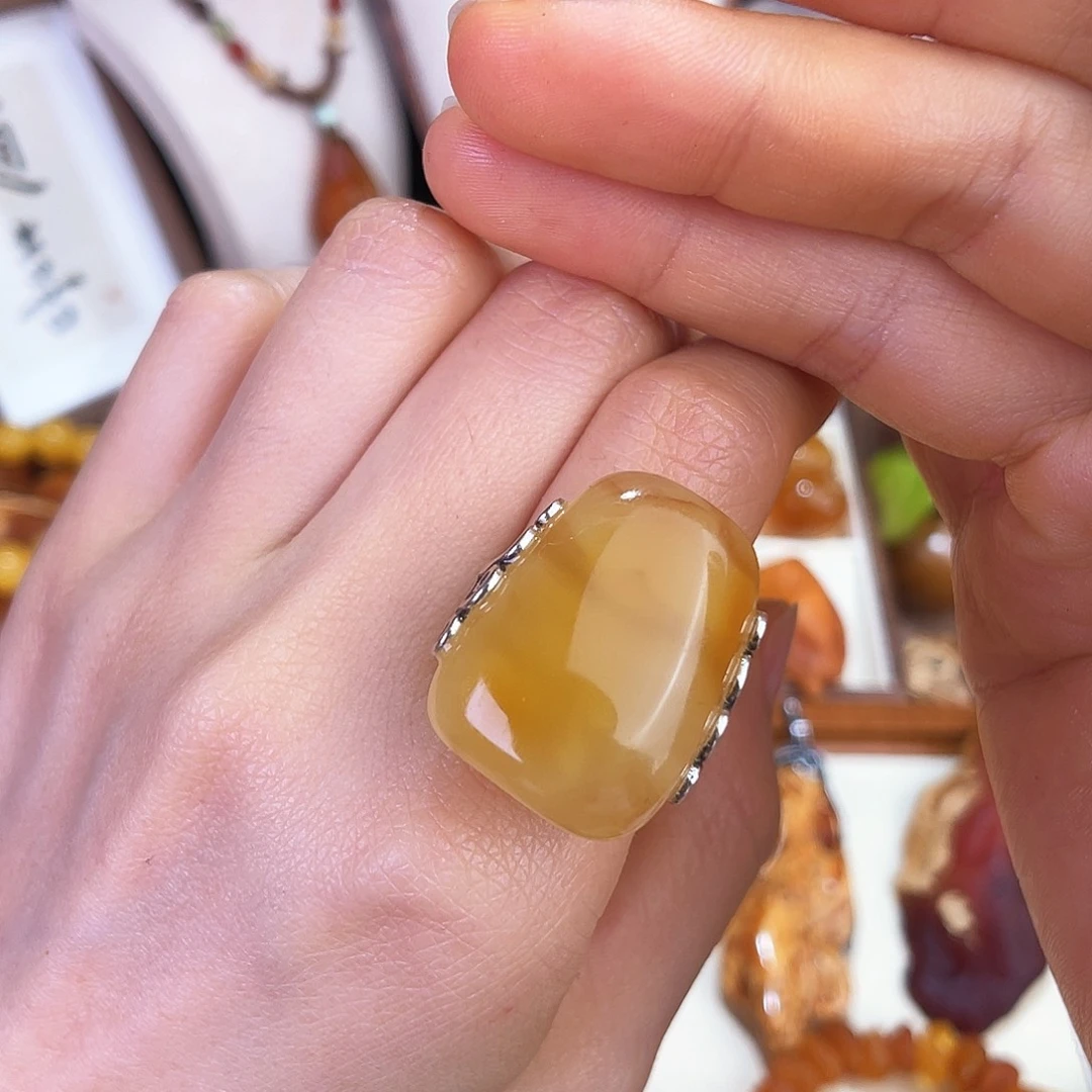 未镶嵌琥珀珠宝奇石。