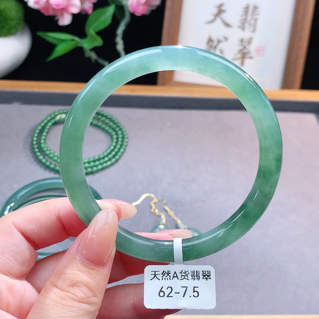 未镶嵌手镯（圆镯）翡翠