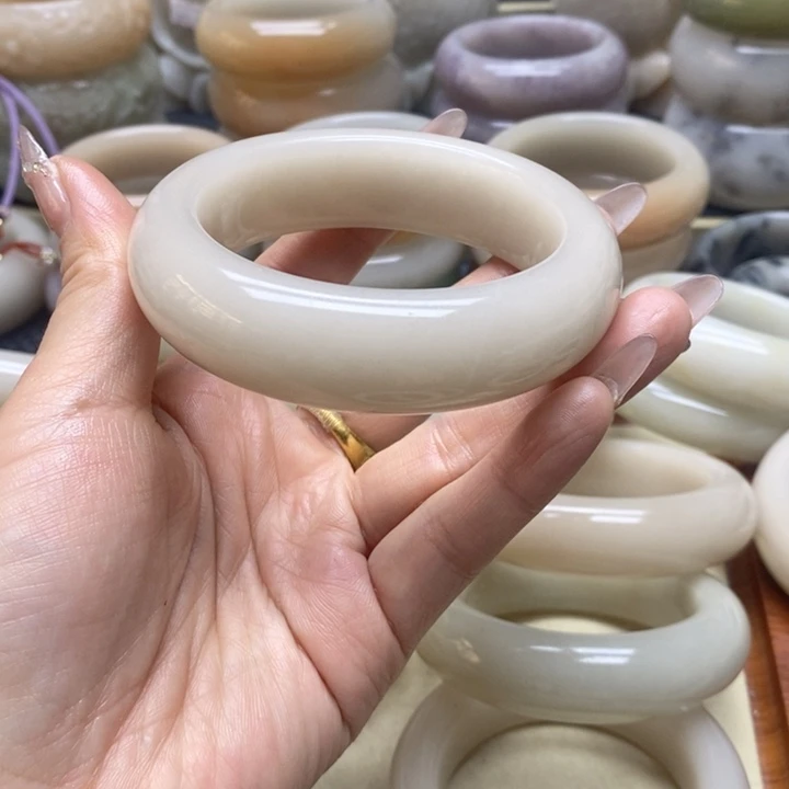 石英岩玉手镯未镶嵌