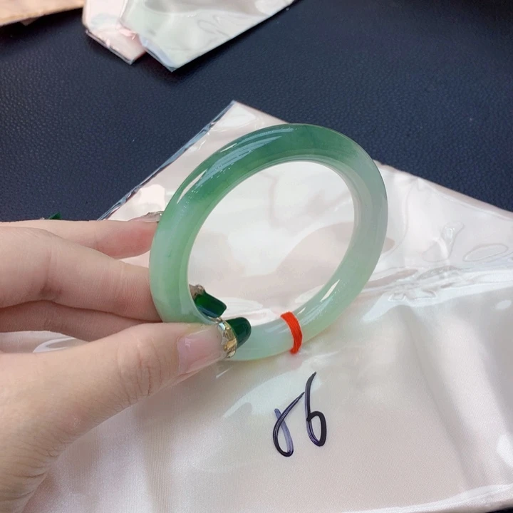 翡翠手镯未镶嵌翡翠手镯