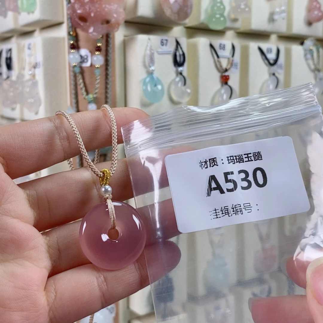 j***"玛瑙/玉髓未镶嵌颈饰