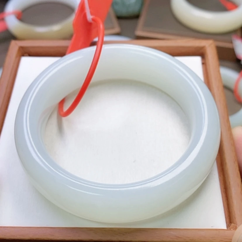 【闪购商品】未镶嵌手镯和田玉小****咪