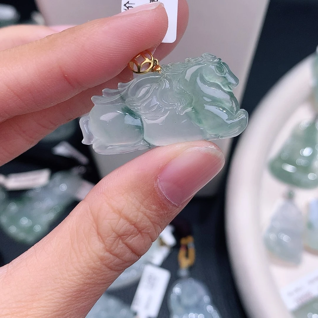 颈饰18K金镶嵌翡翠冰胶飞马