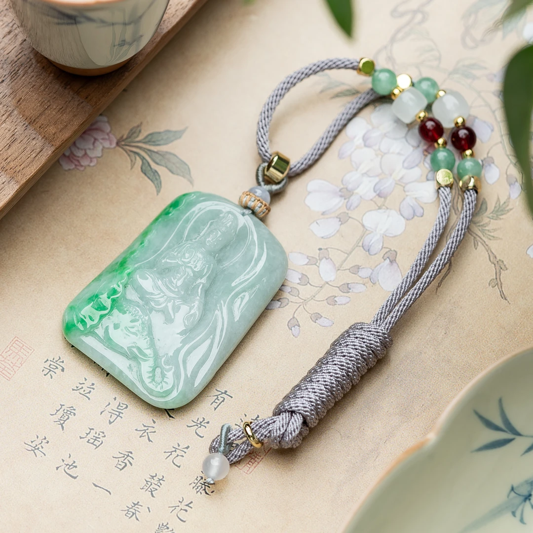 翡翠水润飘绿菩萨雕刻吊坠