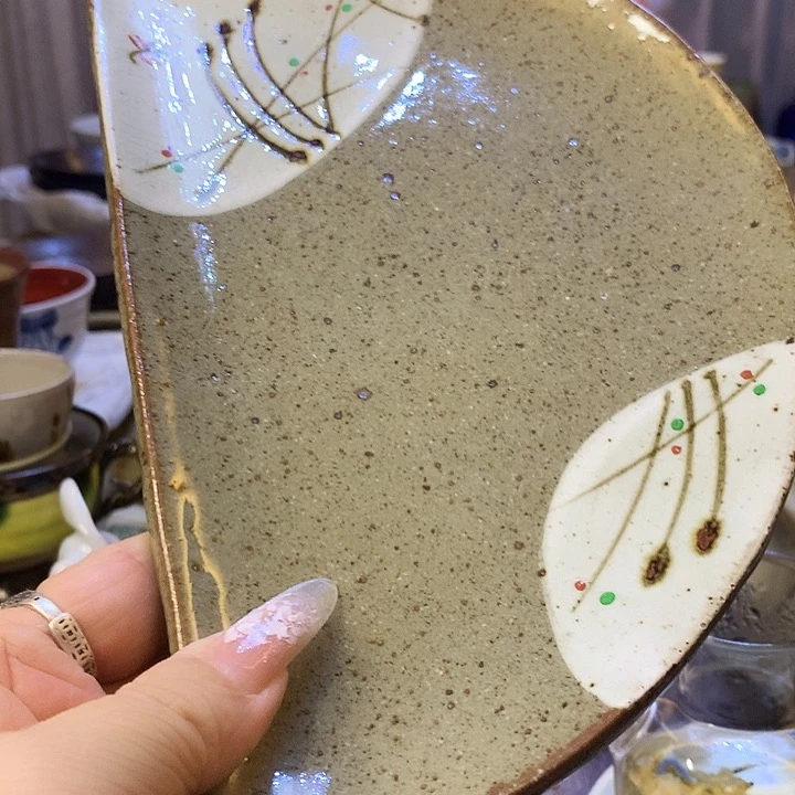 器物的色彩搭配起来很漂亮