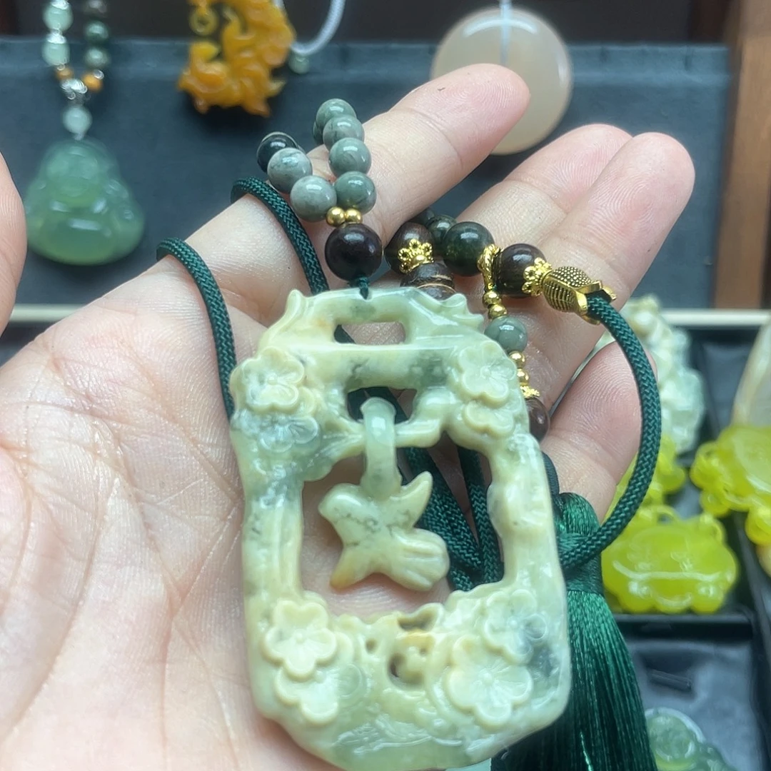 蛇纹石玉未镶嵌颈饰