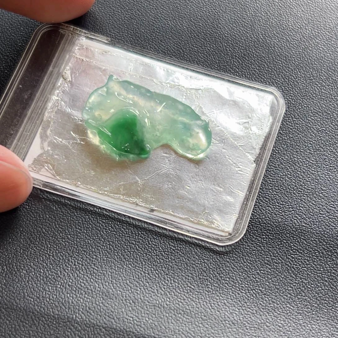 定制翡翠未镶嵌玻璃底飘翠色随形