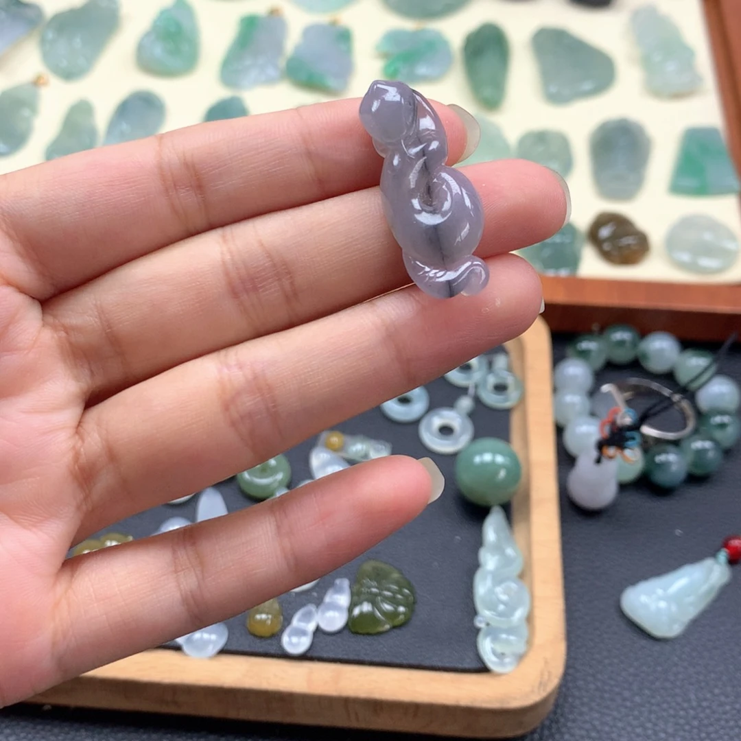 翡翠未镶嵌颈饰蛇