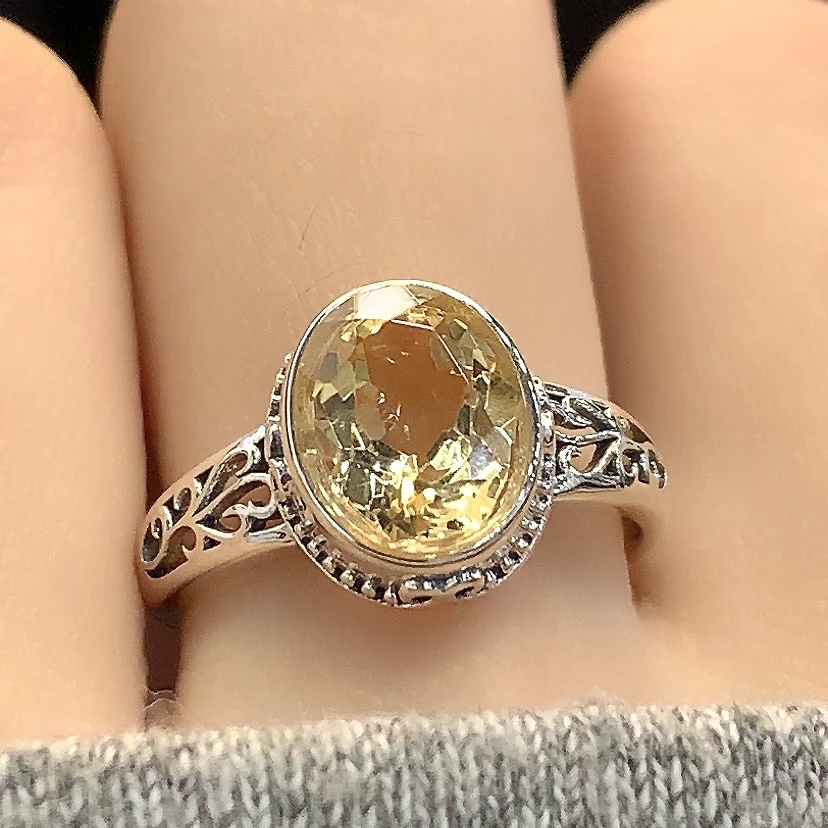 镂空卷草小女王香槟茶水晶戒指