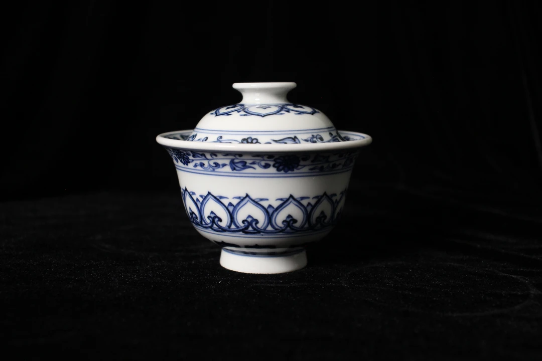 微瑕青花仿明宝相纹盖碗