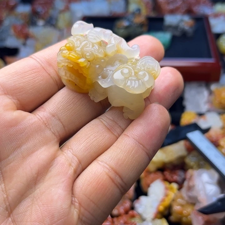 石英质玉（黄龙玉）未镶嵌颈饰