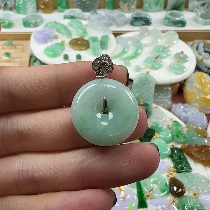翡翠未镶嵌颈饰平安扣
