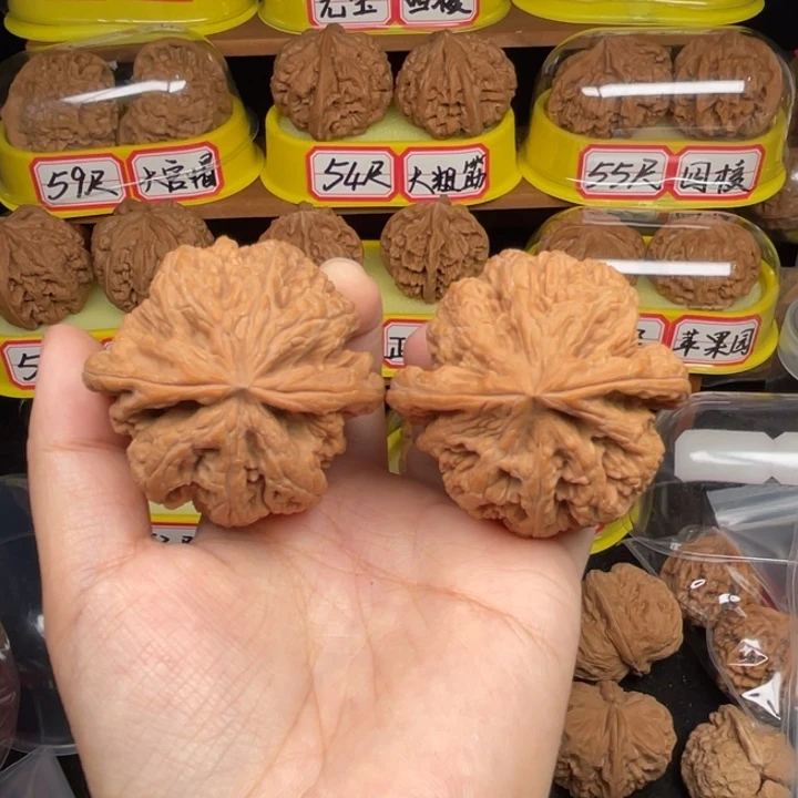 中***肉把件文玩核桃2号48尺全品大粗筋70克