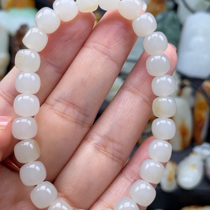 钱***子和田玉未镶嵌颈饰