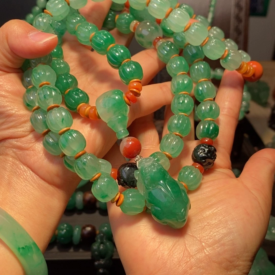 传****石英质玉（非洲翠）未镶嵌串