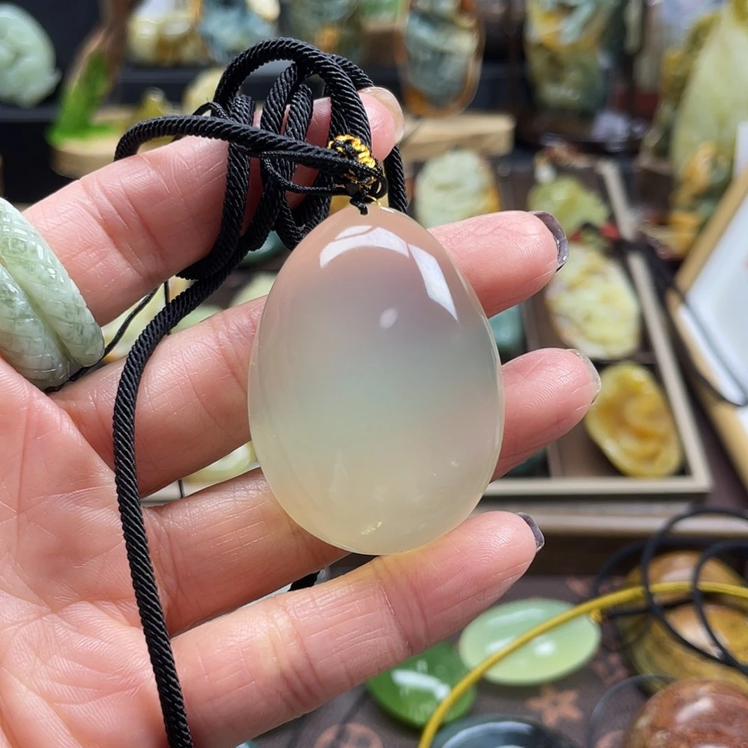 蛇纹石玉颈饰未镶嵌盛**年岫玉