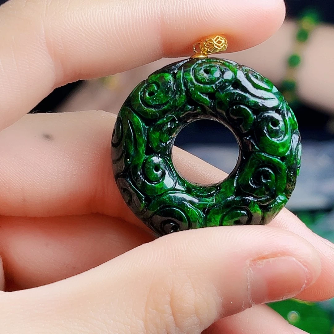 颈饰18K金镶嵌翡翠多样性