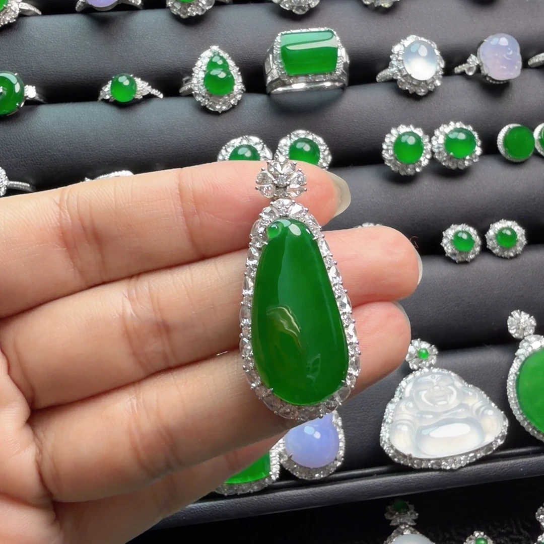 翡翠18K金镶嵌颈饰吊坠