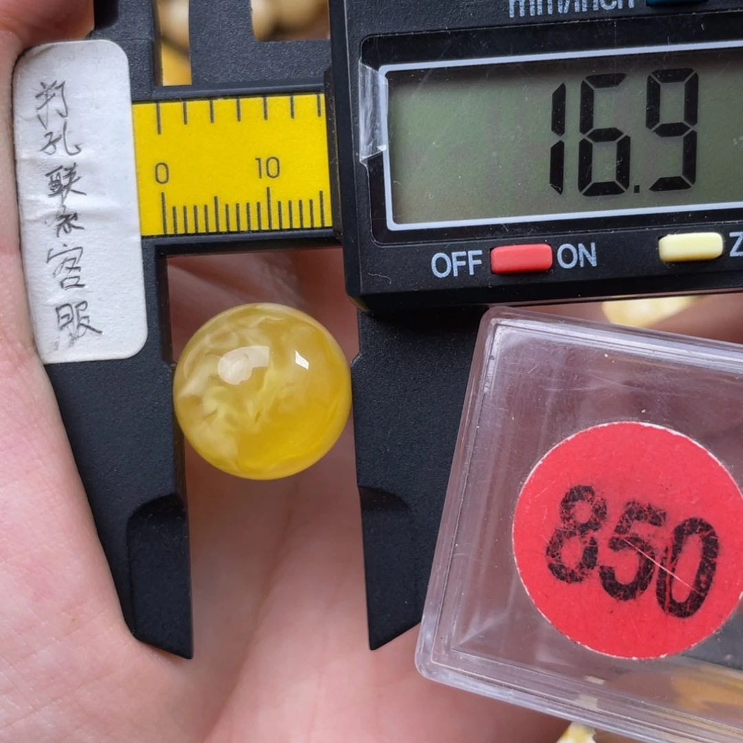 蜜蜡未镶嵌珠宝奇石