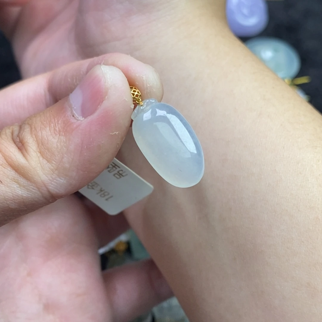 翡翠18K金镶嵌颈饰萝卜