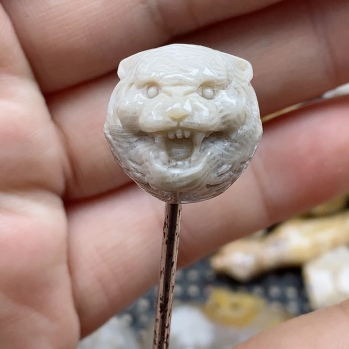 颈饰未镶嵌硅化珊瑚（珊瑚玉）